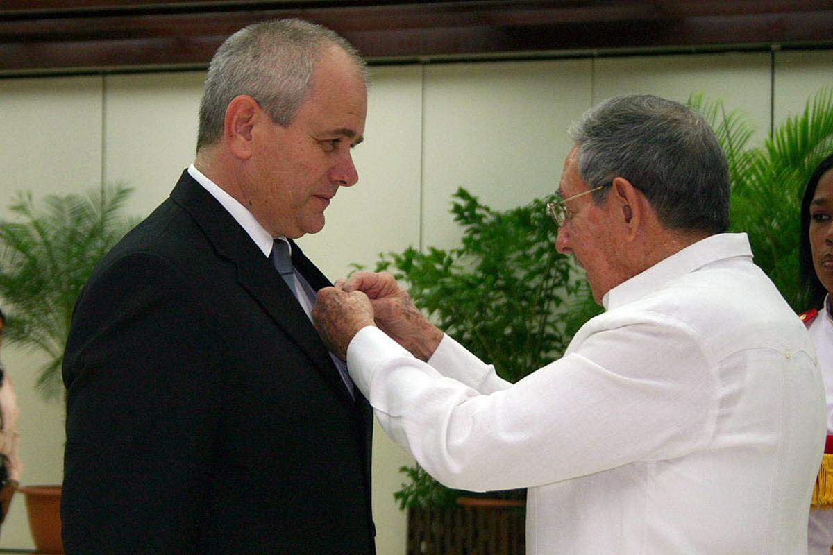 En esta foto de Archivo el exgobernante Raúl Castro Ruz condecora al Teniente Coronel Roberto Castellanos Gutierrez como Héroe del Trabajo de la República de Cuba.