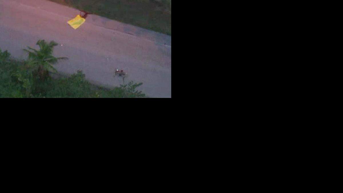 Las imágenes aéreas de los medios locales mostraron dos bicicletas destrozadas en el suelo y un cuerpo cerca de ellas cubierto con un lona de color amarillo. Cortesía CBS4