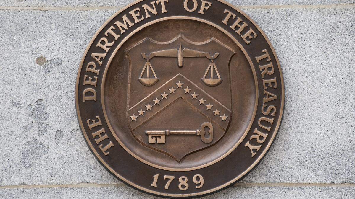 El logotipo del Departamento del Tesoro de Estados Unidos se observa en el exterior del edificio del Tesoro en Washington el 19 de agosto de 2011.
