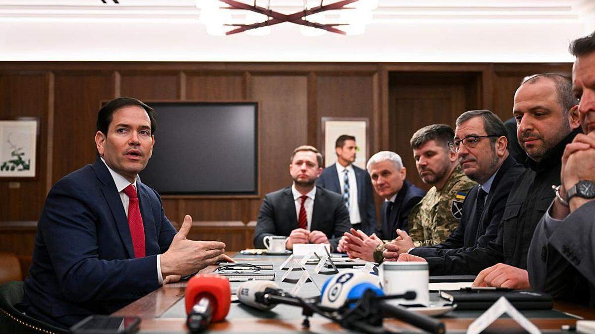 El secretario de Estado de Estados Unidos, Marco Rubio (izq.), habla en una reunión con el secretario del Consejo Nacional de Seguridad y Defensa de Ucrania, Rustem Umerov (segundo de der. a izq.), el 30 de noviembre de 2025 en Hallandale Beach, Florida.