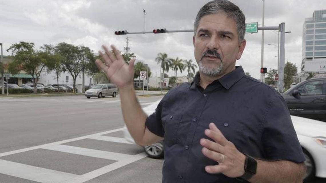 Frank Aira, jefe de la División de Semáforos y Señales de Tráfico del Condado, explica cómo las nuevas cámaras “inteligentes” reducirán embotellamientos y mejorarán el flujo de tráfico a lo largo de vías como la US 1.