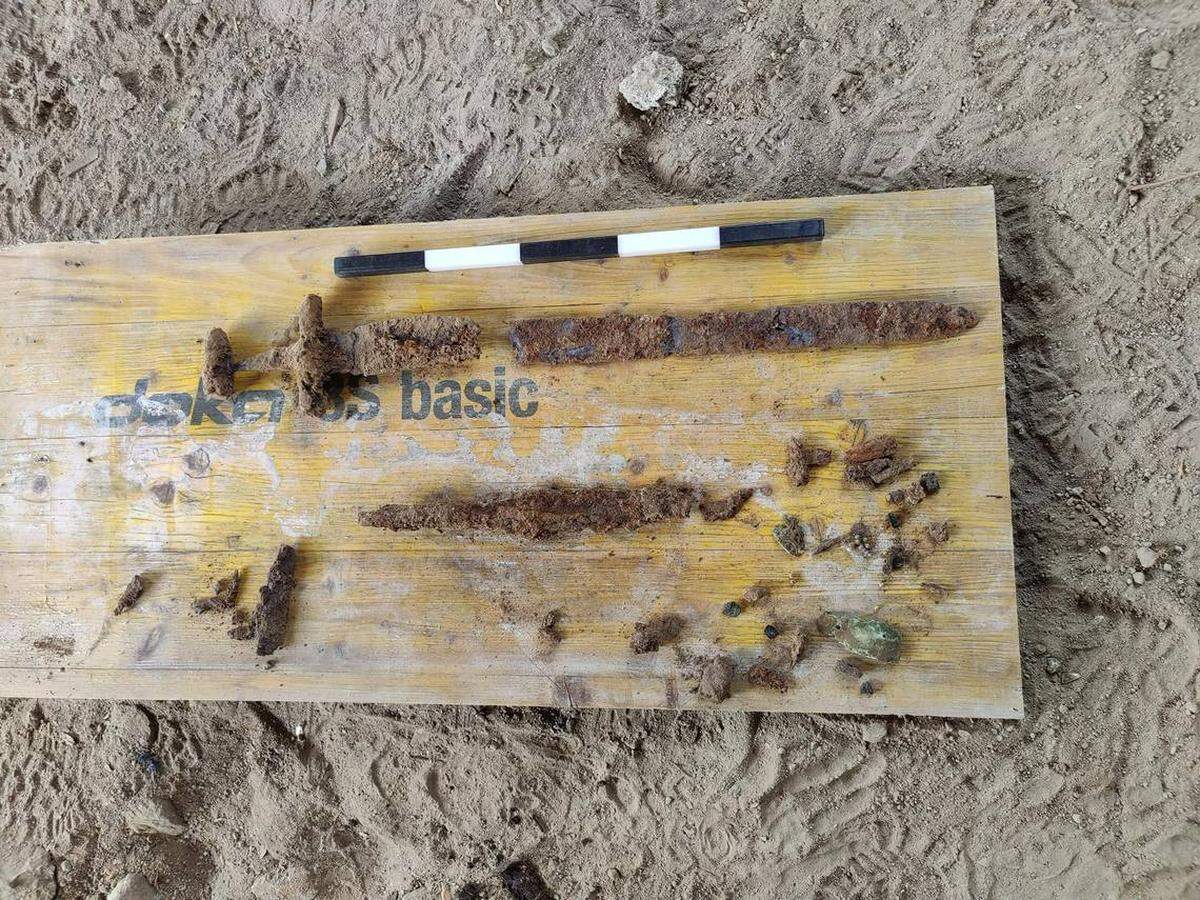 La espada, la lanza y otros pequeños artefactos encontrados en la tumba.