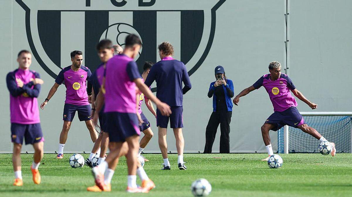 El astro de Barcelona Lamine Yamal (der.) entrena el lunes con el resto de sus compañeros de equipo, previo al partido ante Olympiacos en la Liga de Campeones.