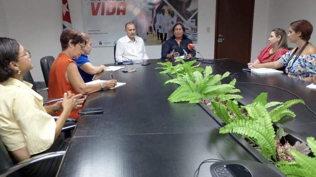 La viceministra de Salud Pública de Cuba, Carilda Peña García, en una reciente conferencia de prensa, advirtió del incremento de casos febriles en la isla.