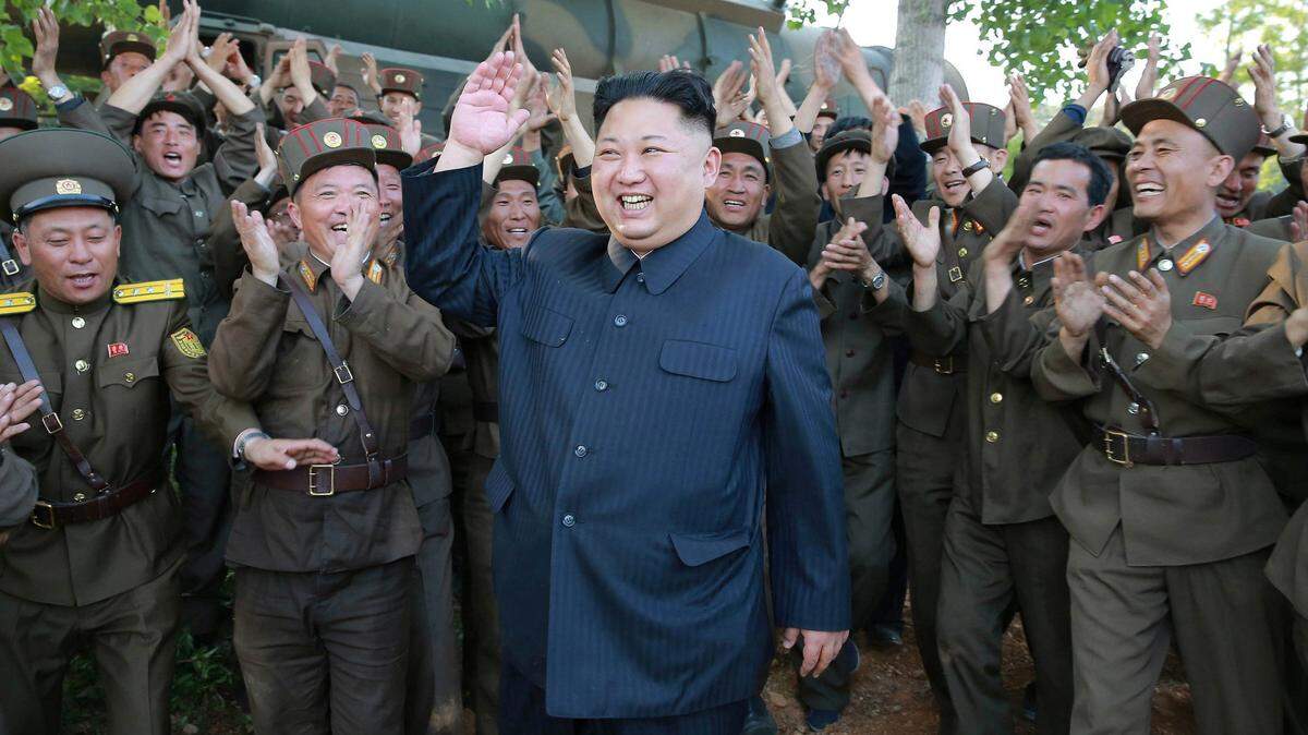 El dictador norcoreano Kim Jong-un es uno de los ejemplos del autoritarismo en el mundo. Su intención de desarrollar armas nucleares es una amenaza a la seguridad global. Esta foto de archivo fue publicada por la agencia de noticias norcoreano en agosto del 2017.