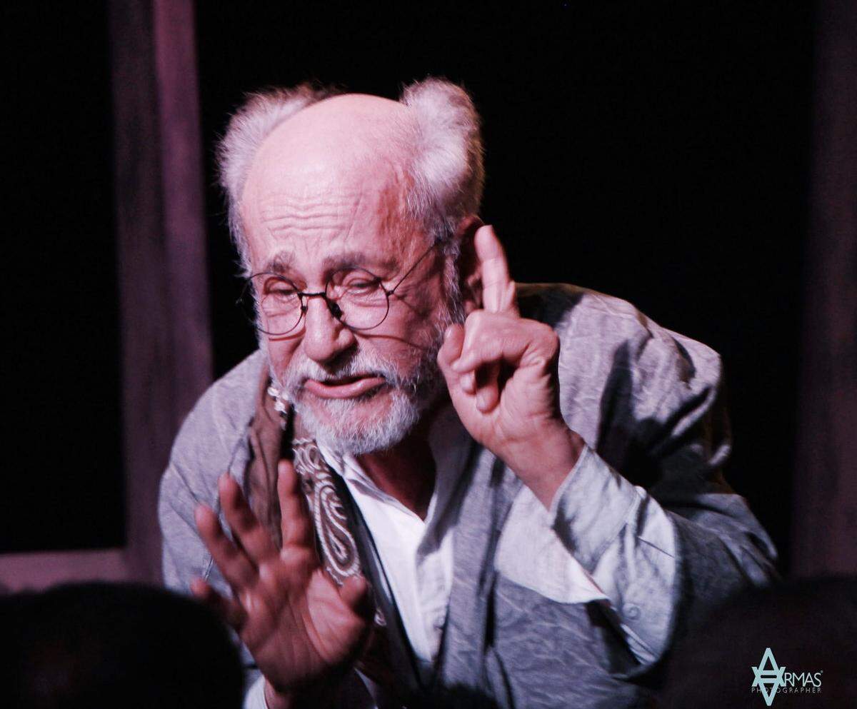Gerardo Riverón interpreta el personaje de El Viejo en este montaje de “Las sillas” de Eugène Ionesco.