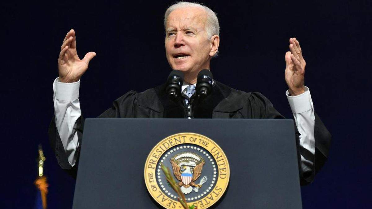 El presidente de los Estados Unidos, Joe Biden, se dirige a los graduados de la Universidad Estatal de Carolina del Sur durante su ceremonia de graduación el 17 de diciembre de 2021 en Orangeburg, Carolina del Sur. (Foto de MANDEL NGAN / AFP- Getty Images)