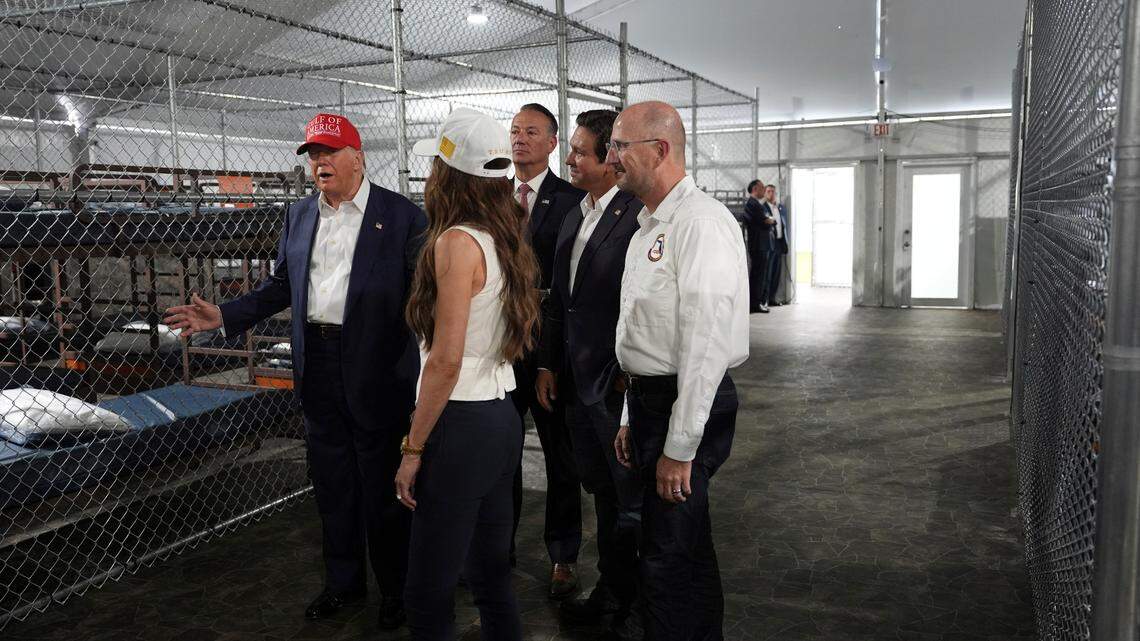 El presidente Donald Trump, el gobernador Ron DeSantis y la secretaria de Seguridad Nacional, Kristi Noem, entre otros, recorren la cárcel de inmigrantes Alligator Alcatraz, en el Aeropuerto de Capacitación y Transición de Dade-Collier, el 1 de julio en Ochopee, Florida.
