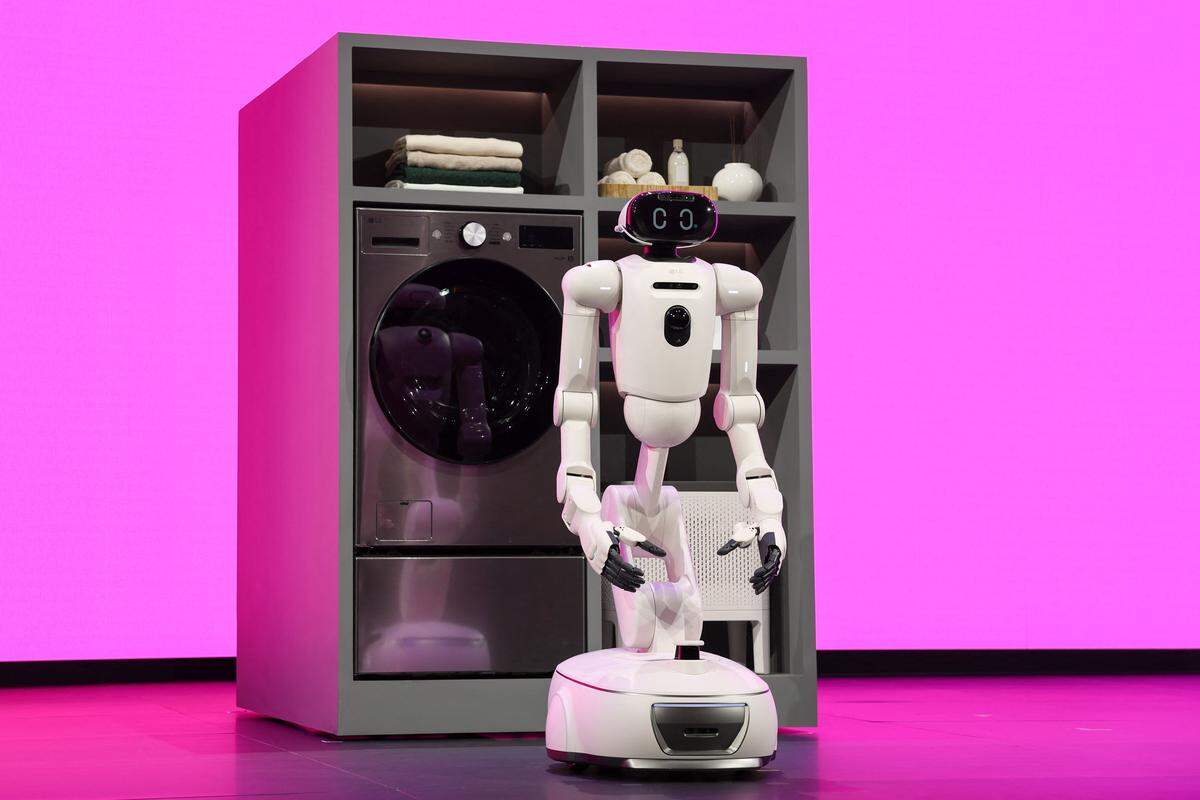 El robot doméstico LG CLOiD es demostrado como parte de un hogar de “cero trabajo” durante la conferencia de prensa de LG, previa a la Feria de Electrónica de Consumo (CES), en Las Vegas, Nevada, el 5 de enero de 2026.
