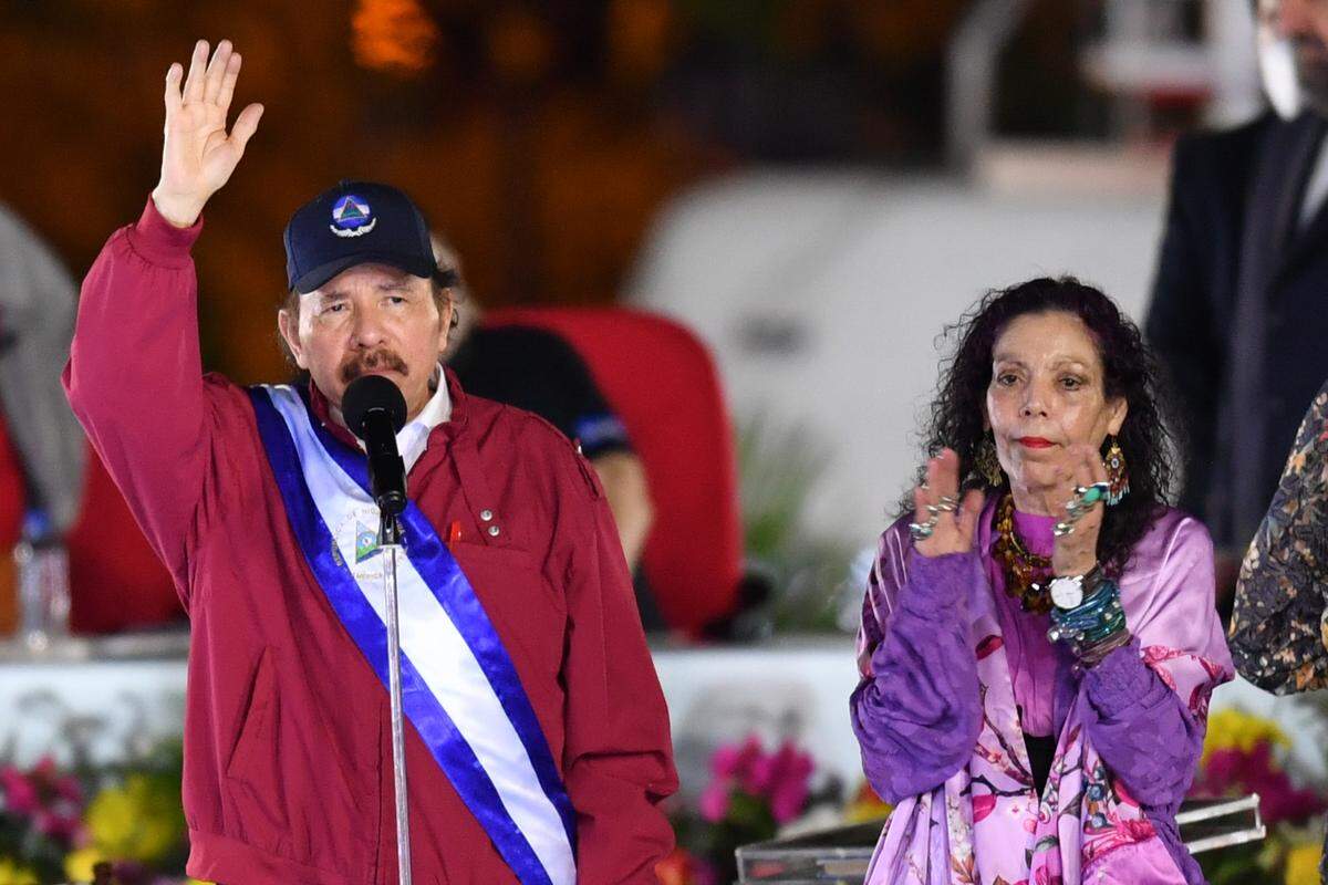 El Presidente nicaragüense Daniel Ortega y la Vicepresidenta Rosario Murillo asisten a la ceremonia de juramento para un nuevo mandato presidencial en Managua, Nicaragua, 10 de enero de 2022.