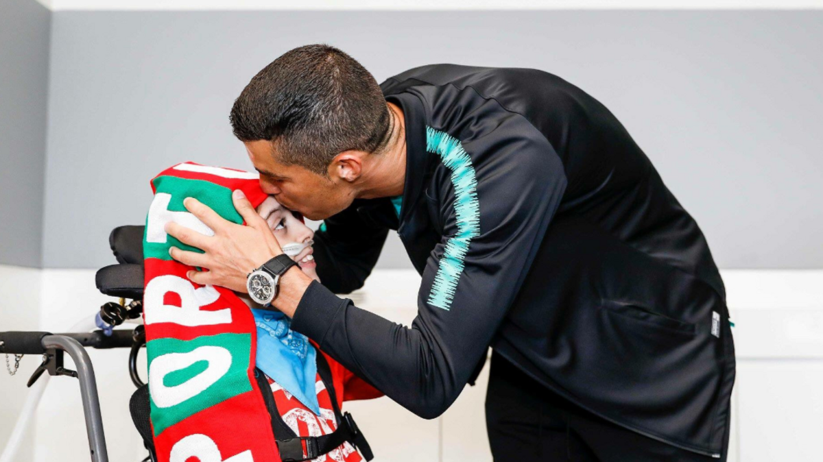 Cristiano Ronaldo cumplió este martes el sueño de dos niños portugueses que querían conocerle en una iniciativa de la Fundación Make-a-Wish (“Pide un deseo”), que se encarga de cumplir las ilusiones de niños enfermos.