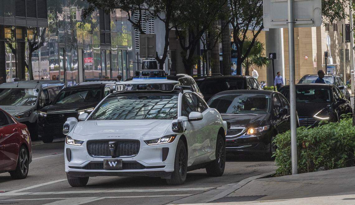 Un coche autónomo Waymo se detiene en la intersección de la calle 7 del SW y la avenida South Miami en Brickell.