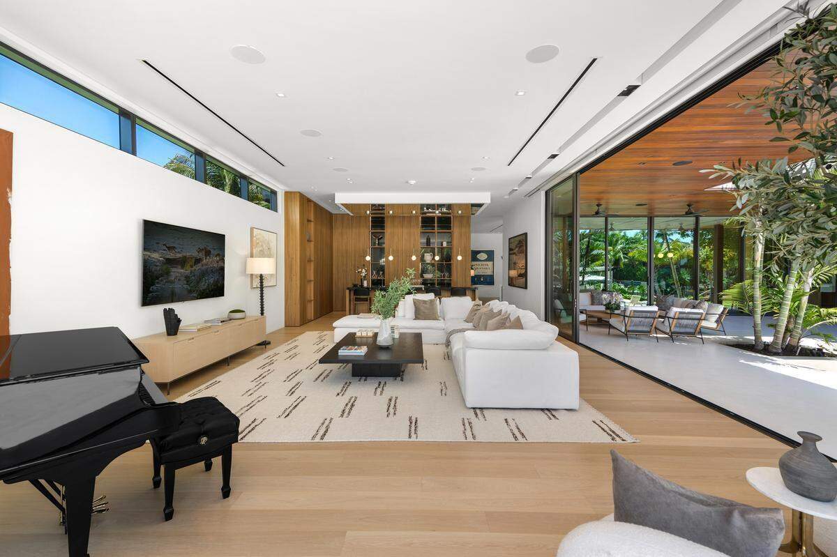 Una zona de estar interior-exterior en Sunset Estates, en Miami Beach.