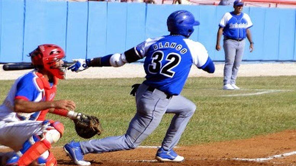 El jardinero cubano Dayron Blanco ya es agente libre con restricciones.