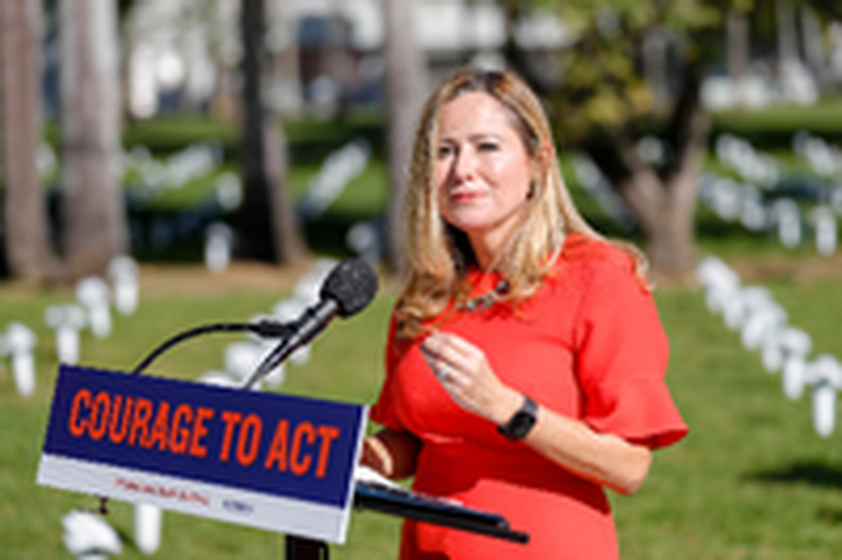 La ex representante federal Debbie Mucarsel-Powell habla en la ceremonia de inauguración de la instalación del monumento contra  a la violencia con armas de fuego en Bayfront Park, en el downtown de Miami, el 13 de diciembre de 2021. 