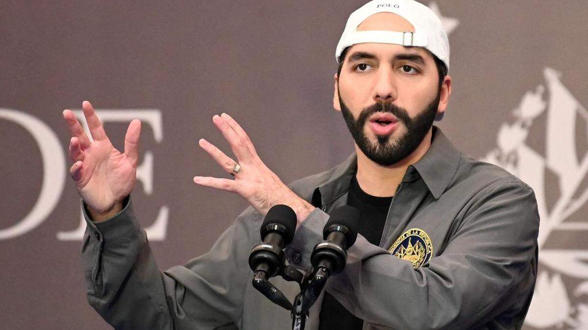 El presidente salvadoreño Nayib Bukele ofrece una conferencia de prensa en un hotel en San Salvador, el 28 de febrero de 2021.