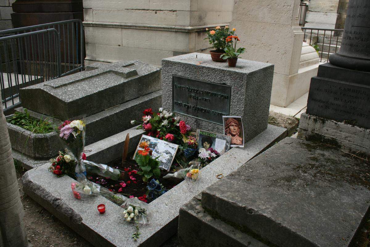 Tumba de Jim Morrison en el cementerio de Père Lachaise de París.