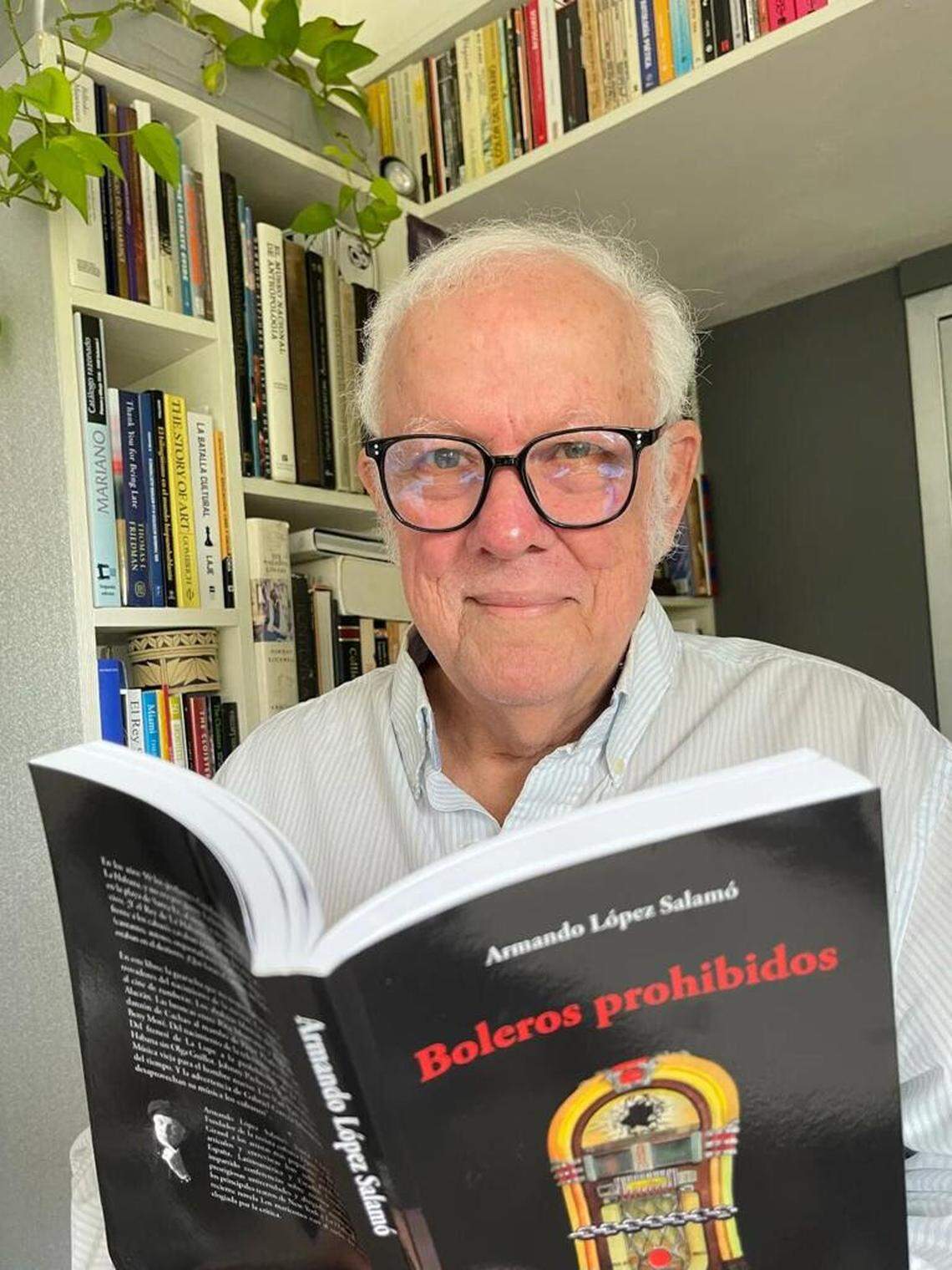 El escritor y periodista Armando López Salamó presenta su libro “Boleros prohibidos” el 18 de noviembre en la Feria del Libro de Miami. En este homenaje a la música cubana dentro y fuera de la isla, López convoca a las grandes figuras, a veces en entrevistas, otras en perfiles, en lo que resulta una lectura deliciosa sobre uno de los aspectos más apreciados de la cultura cubana.