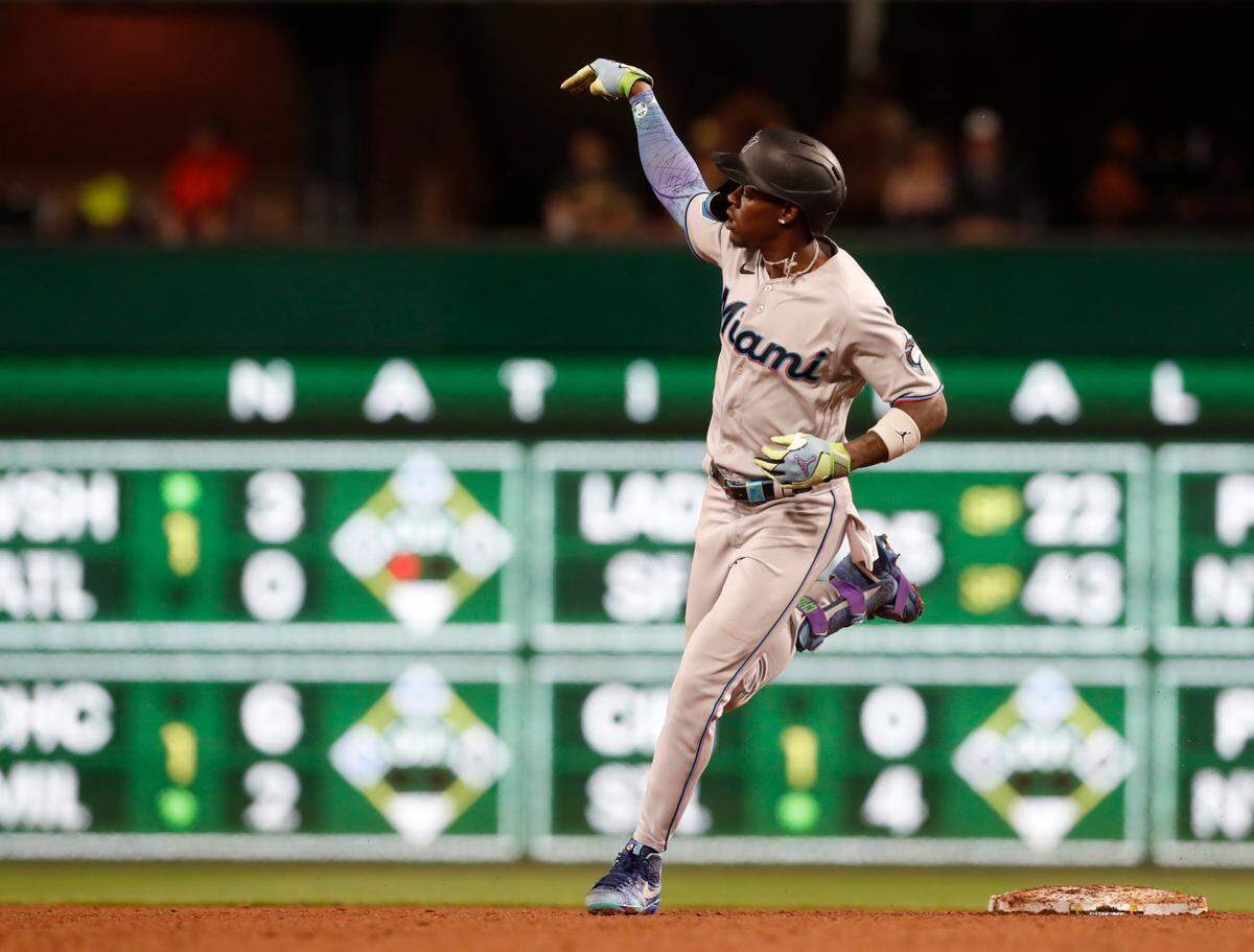 El jardinero de los Marlins Jazz Chisholm Jr. recorre las bases tras pegar un jonrón en el tercer inning del partido ante los Piratas, celebrado el 30 de septiembre de 2023 en Pittsburgh.
