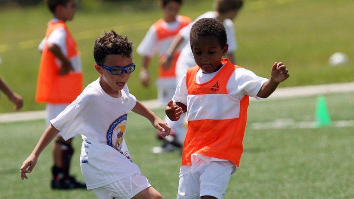 Los jugadores Conrad de la Fuente y Alex Casanova en un entrenamiento de la academia en julio del 2007.