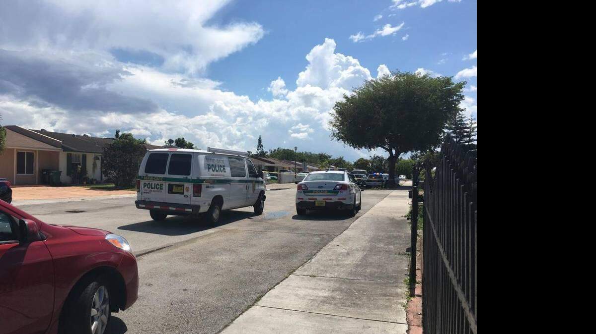 La policía de Miami-Dade investiga un asesinato-suicidio en Kendale Lakes. Emily Cochrane-Miami Herald