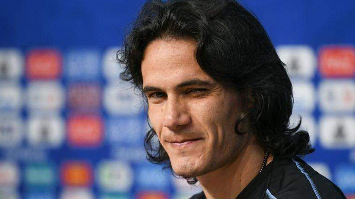 El delantero uruguayo Edinson Cavani observa durante una conferencia de prensa en la víspera del partido de fútbol del Grupo A de la Copa Mundial Rusia 2018 entre Rusia y Uruguay en el Samara Arena el 24 de junio de 2018 en Samara.