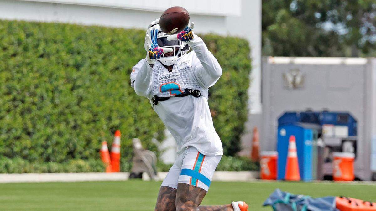 El wide receiver de los Dolphins Odell Beckham Jr. captura el ovoide en una práctica con el equipo en el centro de entrenamiento, el 3 de octubre de 2024 en Miami Gardens, Florida.