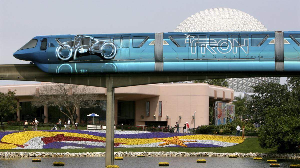 El icónico monorraíl de Walt Disney World pasa por Future World, en Epcot, el jueves 25 de marzo de 2010. Joe Burbank/Orlando Sentinel) Newsgate