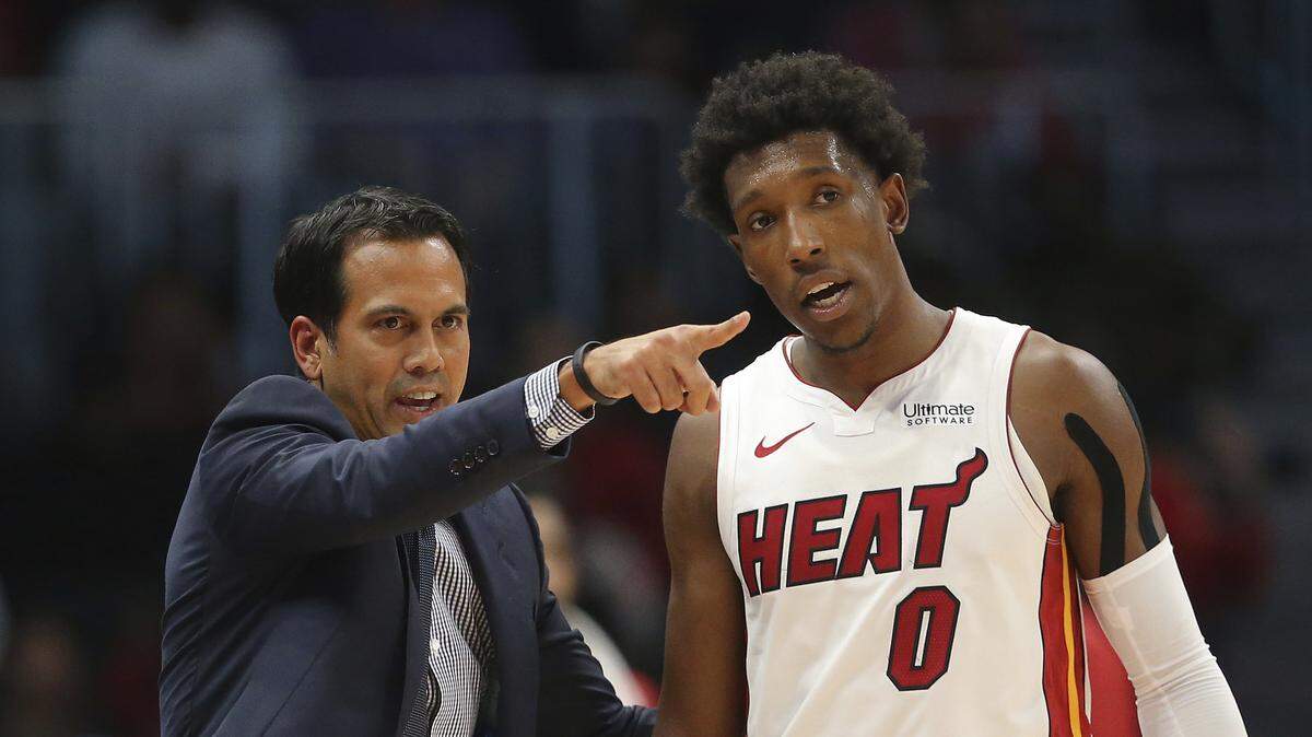 El coach del Heat Erik Spoelstra le da instrucciones a Josh Richardson en la segunda mitad del partido ante los Hawks, el 3 de noviembre de 2018 en Atlanta.