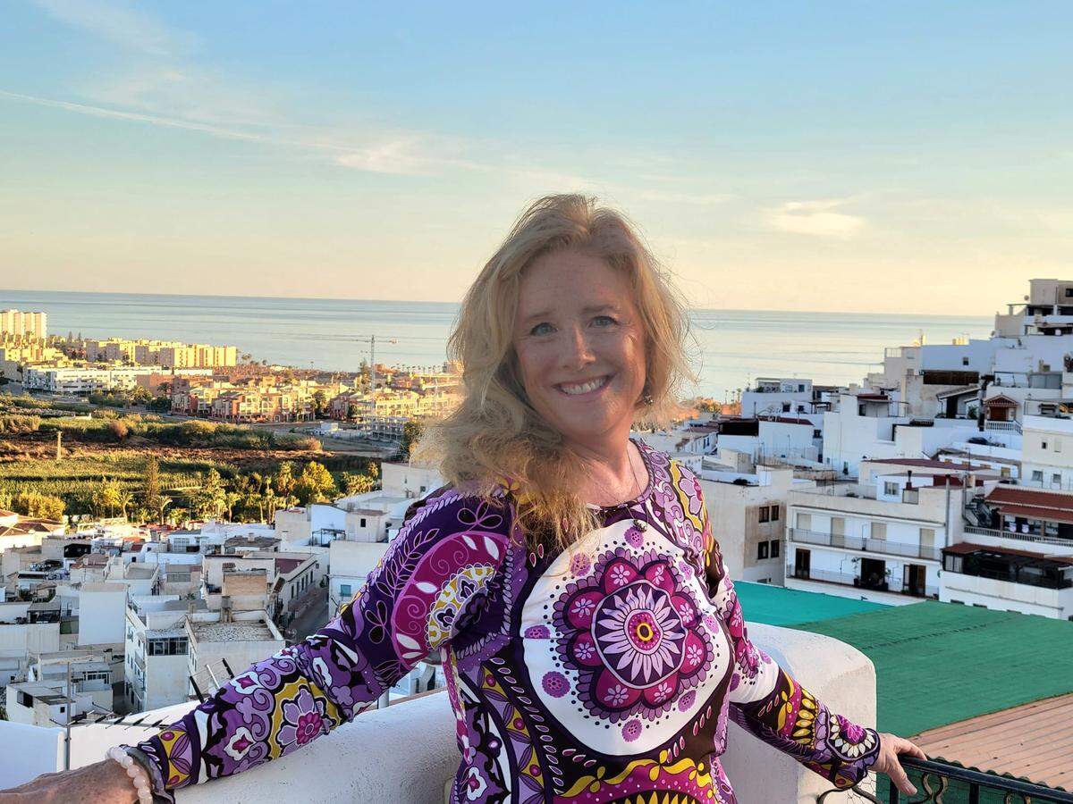 Michelle Payer, escritora de viajes originaria de Portland, Oregón, se mudó al casco antiguo de Salobreña, un pequeño pueblo granadino a orillas del Mar Mediterráneo andaluz, en septiembre de 2022, tras 25 años viviendo en Miami.