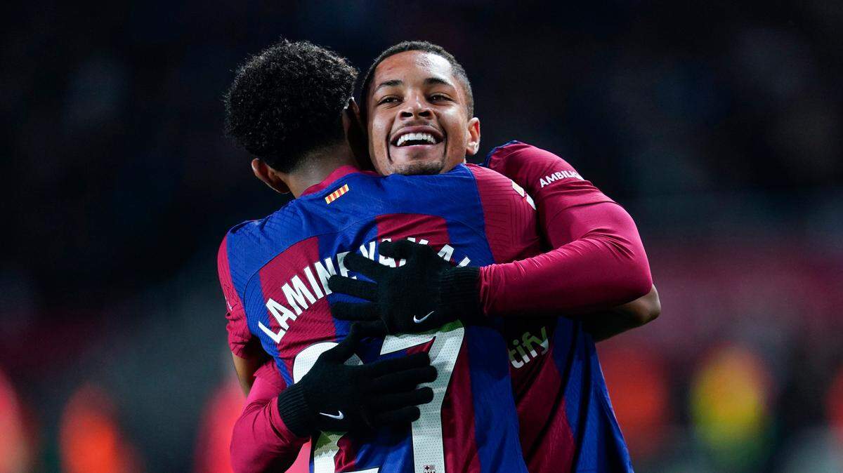 Vitor Roque (der.) se estrenó como goleador con el Barcelona después de ingresar de cambio para mandar un cabezazo a las redes con el que los azulgranas derrotaron el miércoles 1-0 a Osasuna en la liga española.
