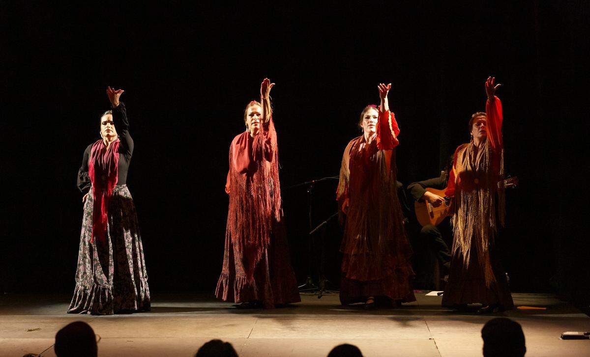  Las bailarinas de Ballet Flamenco La Rosa en “Taranto”. De izquierda a derecha: María Mercedes Pérez, Sandra Bara, Pilar Fernández y Mayelu Pérez. 