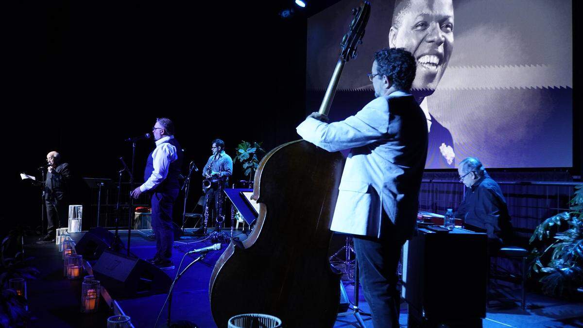 El maestro de ceremonias César Miguel Rondón, Ismael Vergara, Carlos Silva, Alex Berti y Félix Gómez en la noche del domingo.