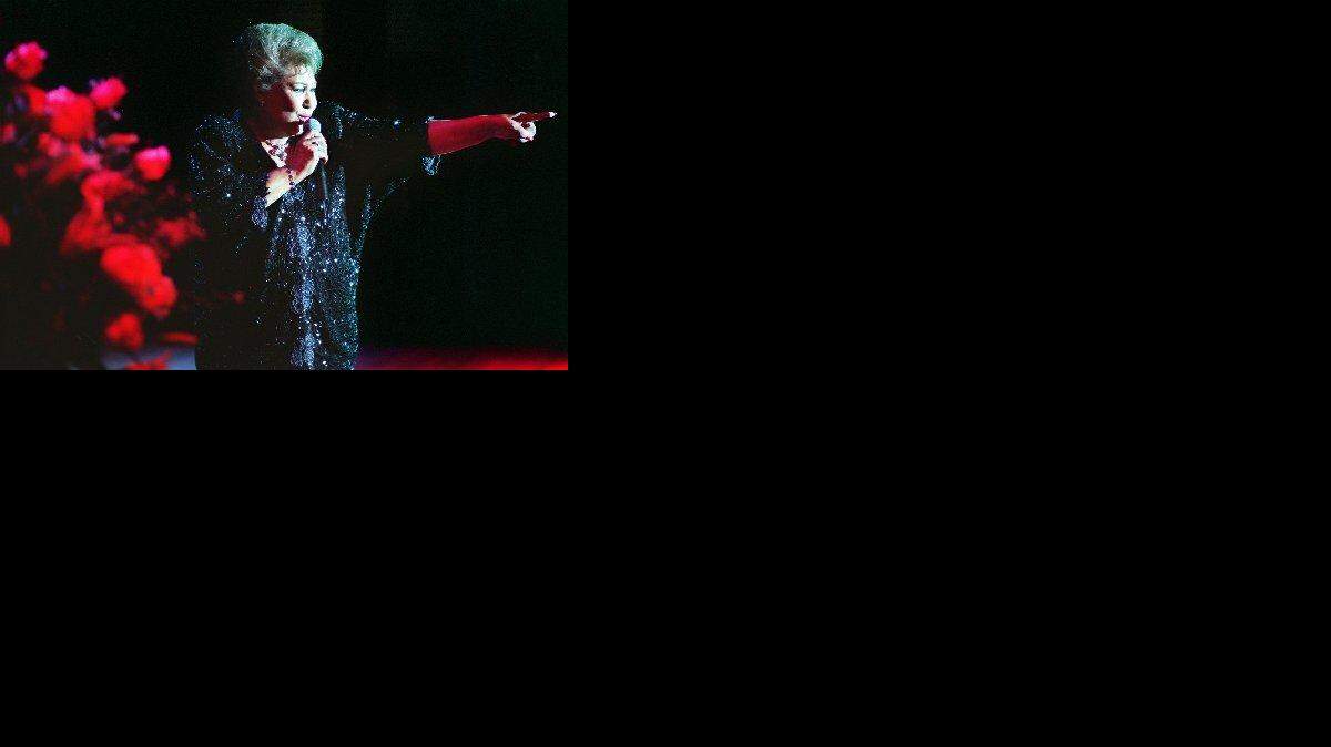 SU VOZ ronca y gutural, sus gestos abriendo 
exageradamente los ojos y frunciendo la 
boca, el uso de sus manos al cantar y su 
presencia sobre el escenario fueron 
inconfundibles y muy pronto en su carrera se 
consagró como la Reina del Bolero.