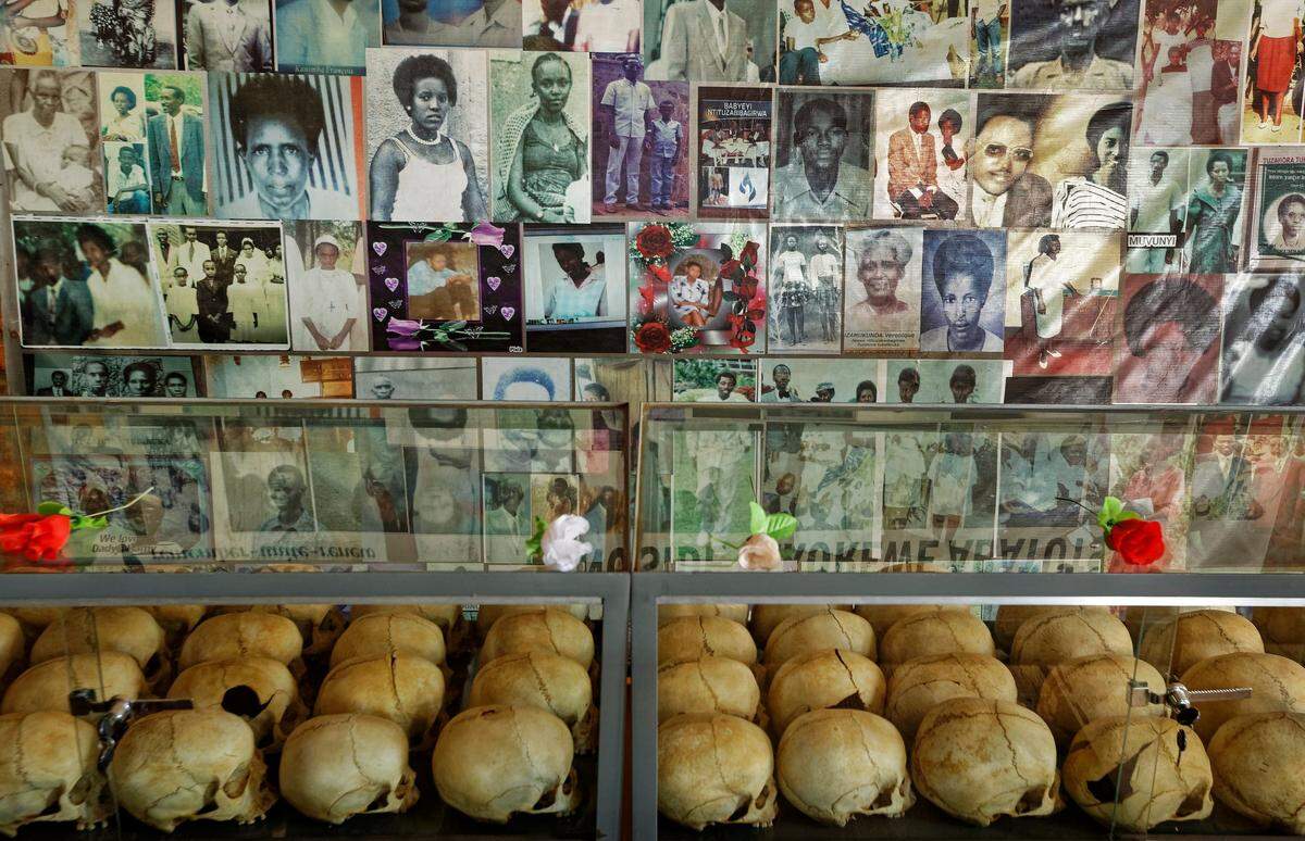 Las flores se colocan sobre una caja de vidrio que contiene los cráneos de algunos de los que fueron sacrificados mientras buscaban refugio en la iglesia, junto a fotografías de algunos de ellos, guardados como un memorial a los miles de muertos en y alrededor del católico. Iglesia durante el genocidio de 1994, dentro de la iglesia en Ntarama, Ruanda, viernes 5 de abril de 2019. Ruanda conmemorará el domingo 7 de abril de 2019 el 25 aniversario de cuando el país descendió a una orgía de violencia en la que unos 800,000 tutsis y moderados Los hutus fueron masacrados por la mayoría de la población hutu durante un período de 100 días en el que fue el peor genocidio en la historia reciente.