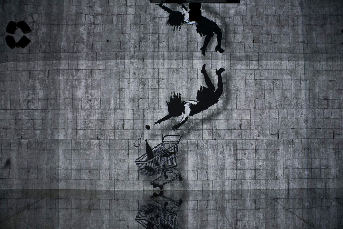 Sala Infinity Room con la obra ‘Compra hasta Caer’ de Bansky.