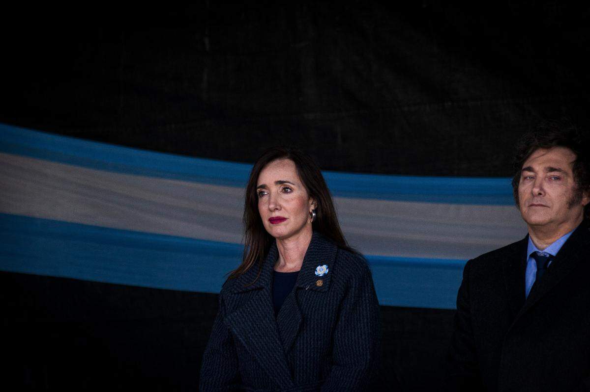El presidente de Argentina, Javier Milei, y la vicepresidenta Victoria Villarruel durante una ceremonia de homenaje a los agentes de policía caídos en cumplimiento del deber, el 2 de julio de 2024.