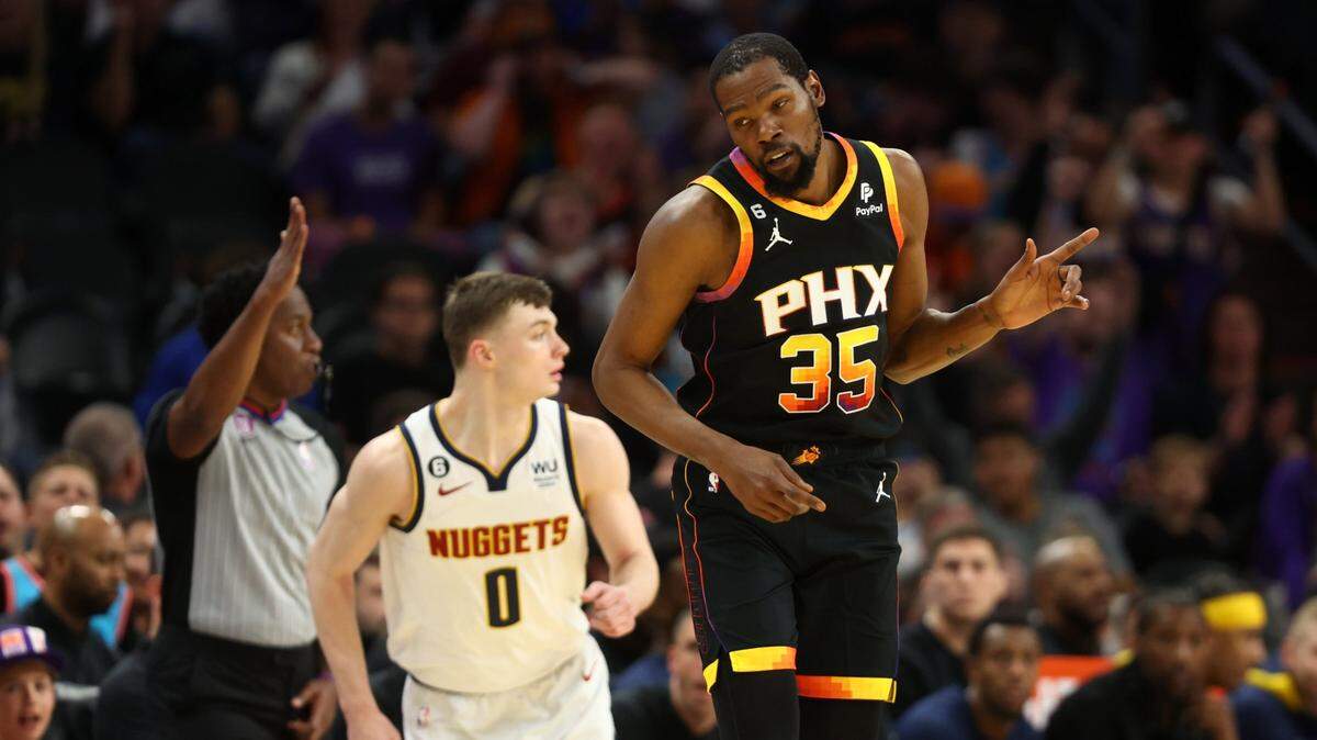 El jugador de los Suns de Phoenix Kevin Durant (der.) durante un partido ante los Nuggets de Denver, celebrado el 6 de abril de 2023.