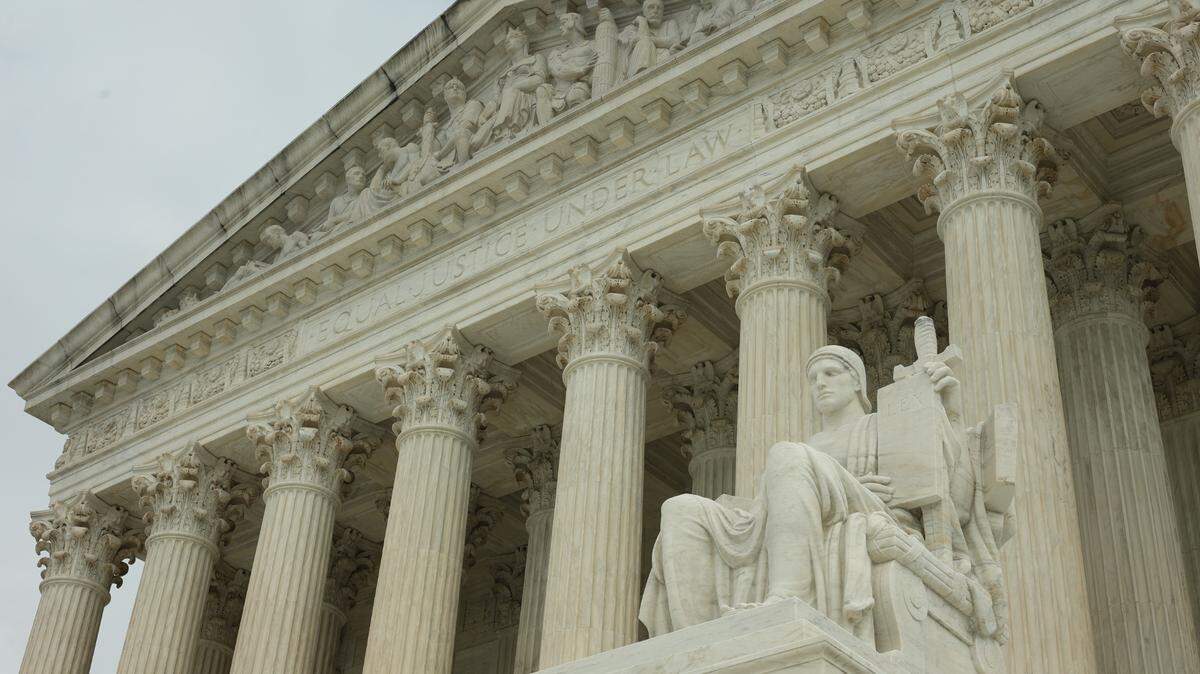 La Corte Suprema de EEUU levantó el bloqueo impuesto por una jueza de primera instancia a los despidos masivos de funcionarios federales decididos por el gobierno de Trump.