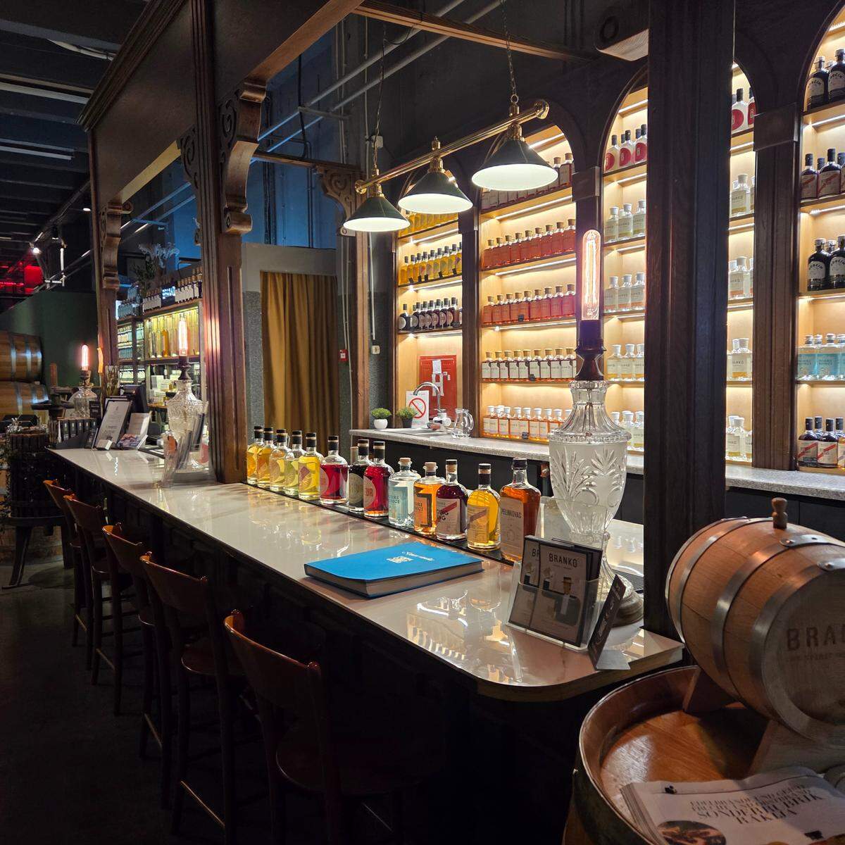 Interior de una destilería de rakija —el tradicional brandy de frutas de los Balcanes— donde se exhiben botellas de distintos sabores, una bebida que en Serbia simboliza hospitalidad y encuentro.