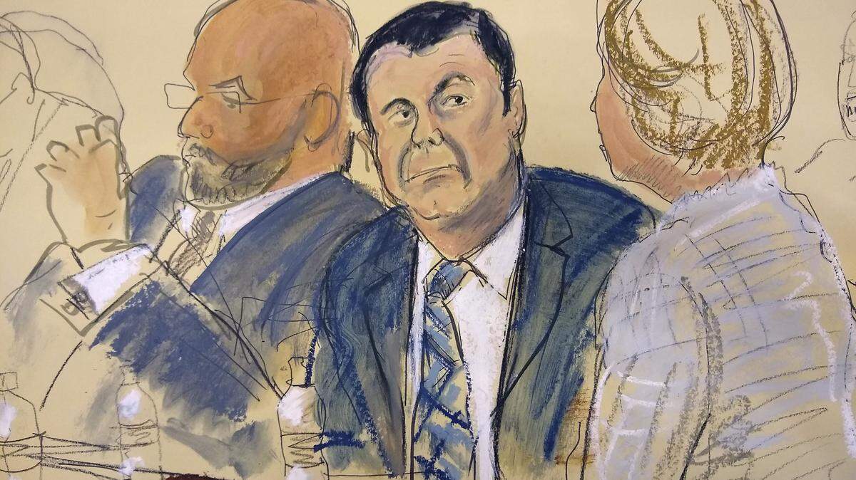 Bosquejo que muestra a El Chapo Guzmán, centro, junto a su abogado Eduardo Balarezo, izquierda, durante el juicio inicial en Nueva York el 13 de noviembre del 2018.