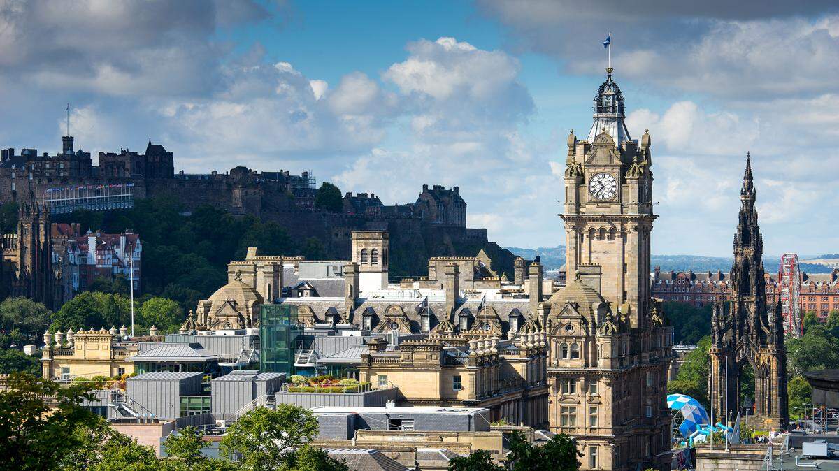 Edimburgo, la capital de Escocia, en el Reino Unido, es una ciudad repleta de historia y encanto, y con una magia especial que atrae cada año a miles de viajeros de Estados Unidos y otros países que ahora deberán considerar nuevos requisitos de viaje como el permiso electrónico ETA.