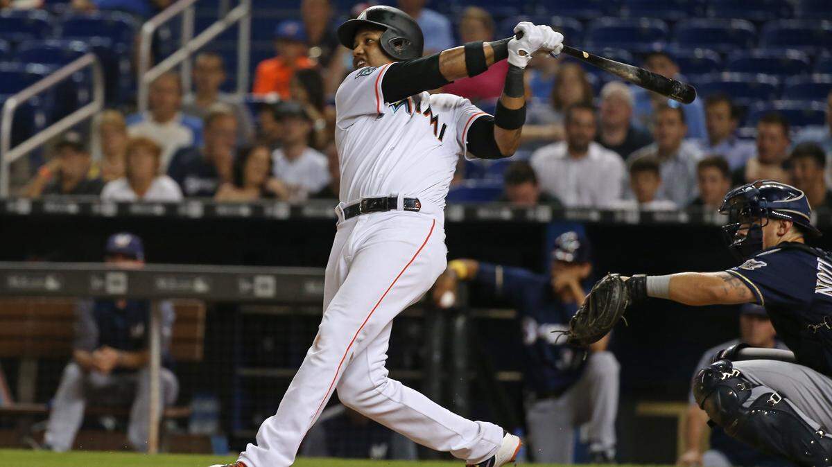 El segunda base de los Marlins Starlin Castro batea un elevado de sacrificio en el cuarto inning del partido ante los Cerveceros, celebrado el 11 de julio de 2018 en Miami.