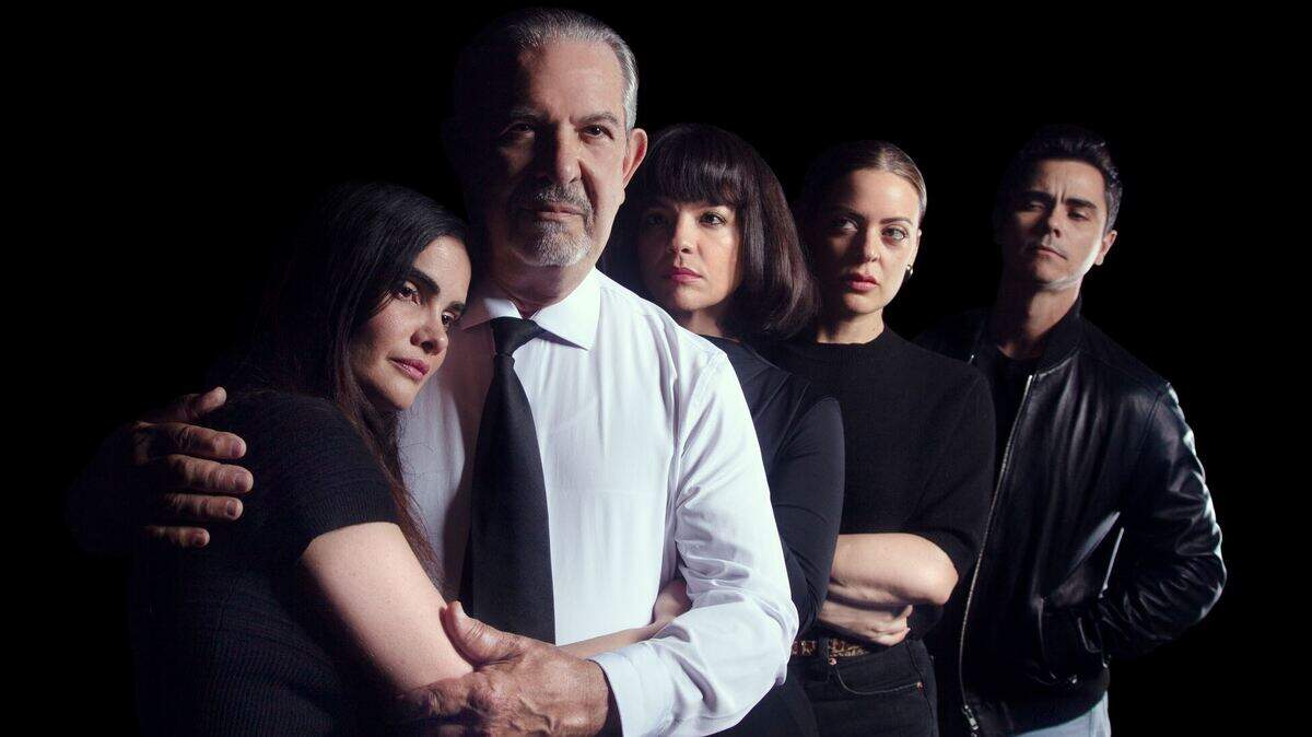 De izquierda a derecha, Claudia Tomás, Julio Rodríguez, Laura Alemán, Claudia Valdés y Daniel Romero en “Lear”, la obra de Neher Jacqueline Briceño que cerró en agosto la edición 39 del Festival Internacional de Teatro Hispano de Miami. 