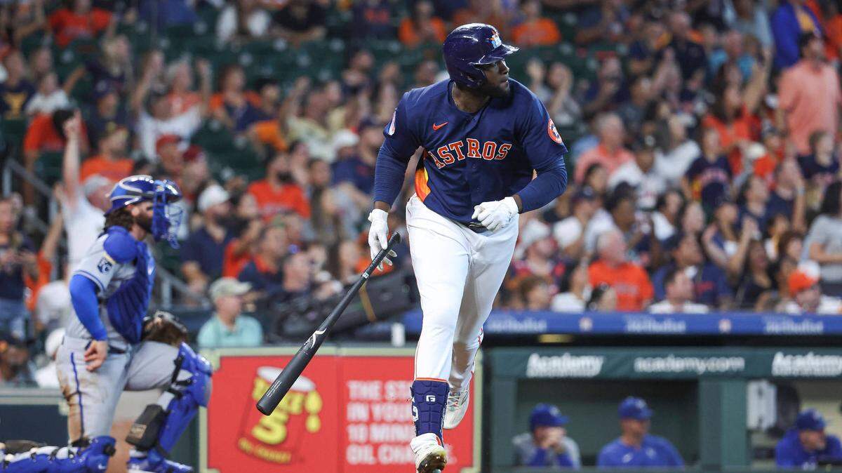 Cuando el pasado lunes Yordan Álvarez desapareció la pelota por los Astros de Houston en el partido ante los Marineros de Seattle, se escribió historia entre los jugadores cubanos cuando por primera vez cuatro bateadores nacidos en la isla superaron los 30 bambinazos en una misma temporada.
