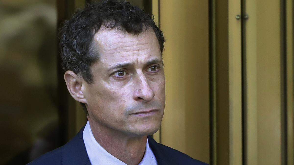 En esta foto de archivo del 25 de septiembre de 2017, el ex congresista Anthony Weiner abandona el tribunal federal luego de su sentencia en Nueva York. Se le ha ordenado a Weiner que se registre como un delincuente sexual cuando se acerca al final de una sentencia de 21 meses de prisión por tener contacto en línea ilícito con una niña de 15 años. Un juez de la ciudad de Nueva York el viernes, 5 de abril de 2019, designó a Weiner como delincuente sexual de Nivel 1, lo que significa que se cree que tiene un bajo riesgo de reincidencia.