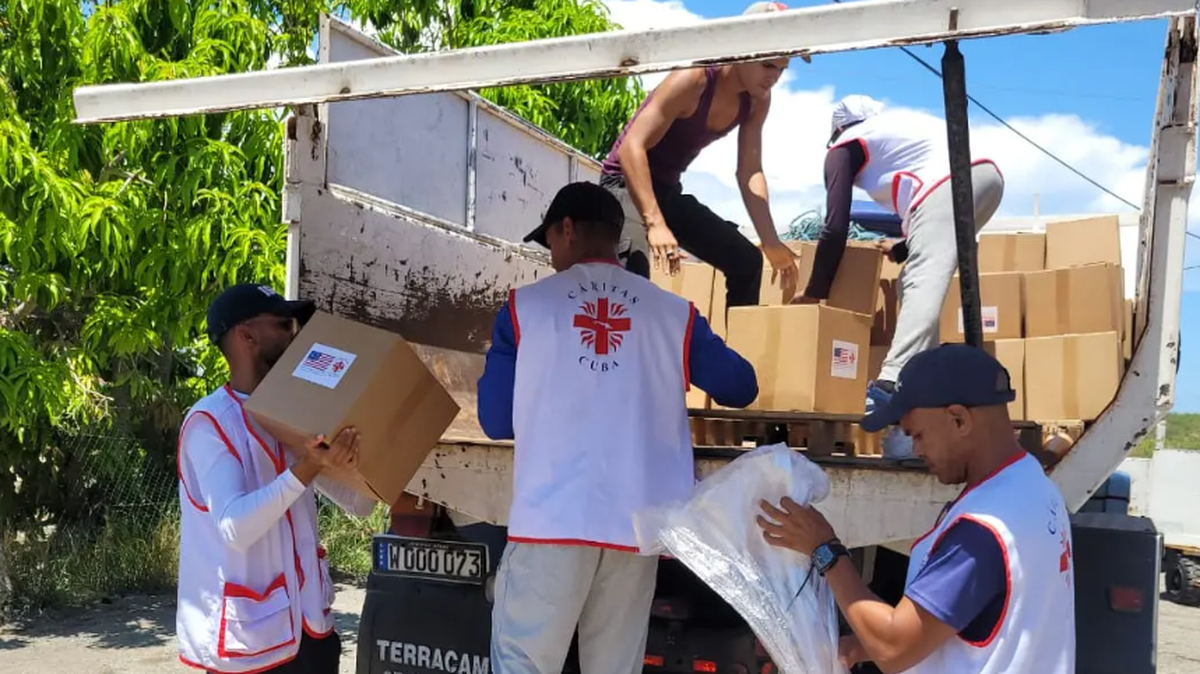 Trabajadores de Cáritas Cuba descargan parte de la ayuda que llegó a Santiago de Cuba esta semana, como parte de un primer envío procedente del Gobierno de Estados Unidos para los damnificados del huracán Melissa.