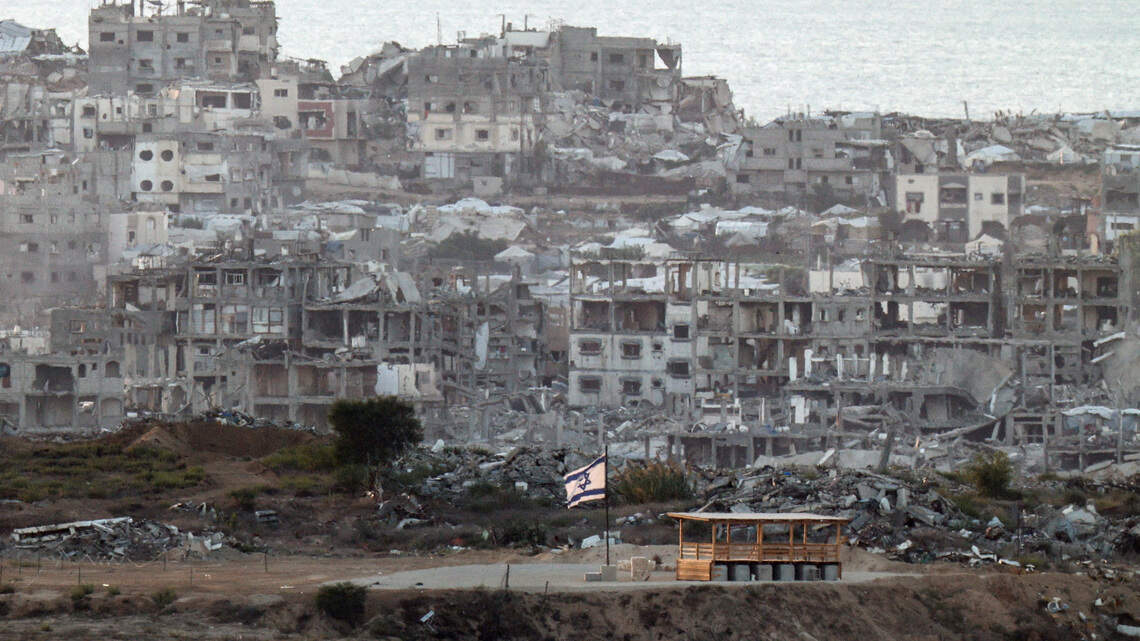 En Gaza, los habitantes se ven obligados a refugiarse en edificios en riesgo de derrumbarse