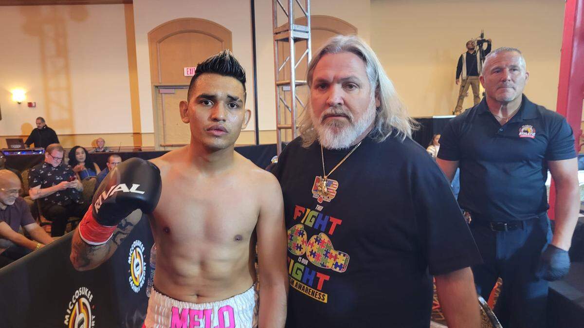 Melvin López junto a su entrenador Osmiris Fernández, tras su triunfo en la velada Got Talent del 27 de abril.