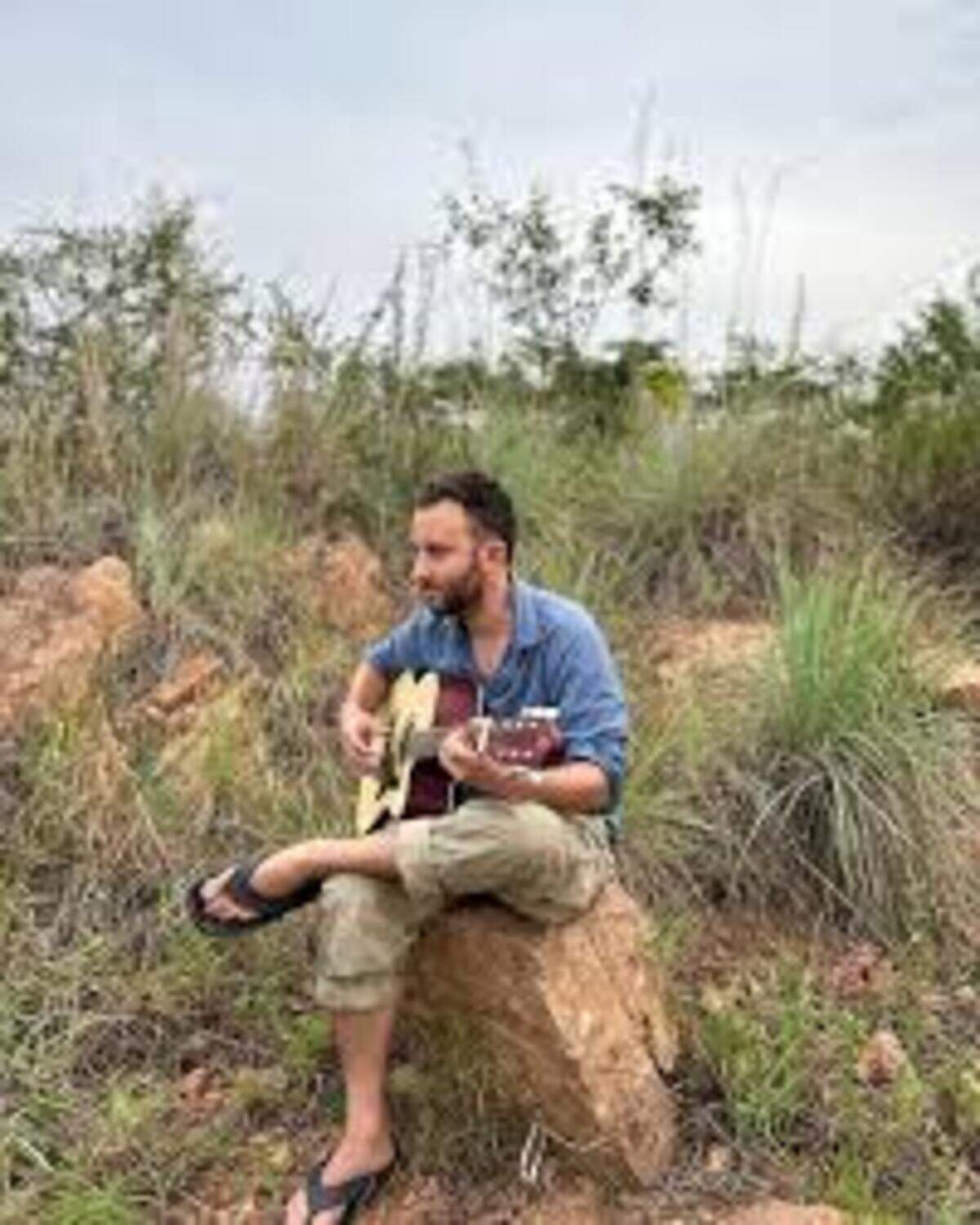 “Atardecer en la colina Ngogo…” Una breve sesión de práctica de guitarra en el sendero antes de regresar a la acera, el investigador de la Universidad de Texas, Aaron Sandel.